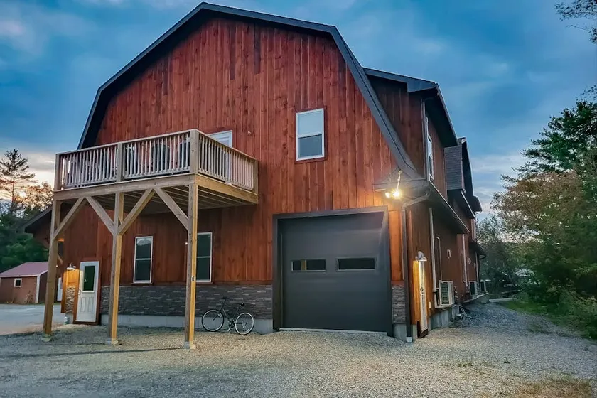 2BR mountain view retreat with furnished deck - Image 1