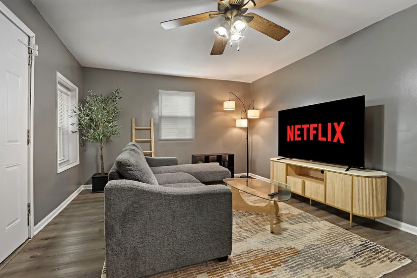 Navy Base Stay - 4 Queen Beds | 2 Bath | Waukegan - Image 1