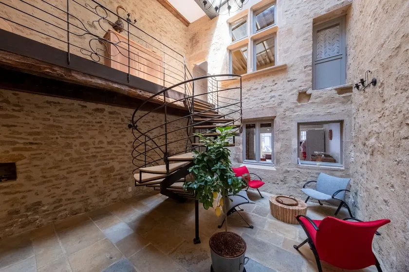 Atypical apartment - Image 1