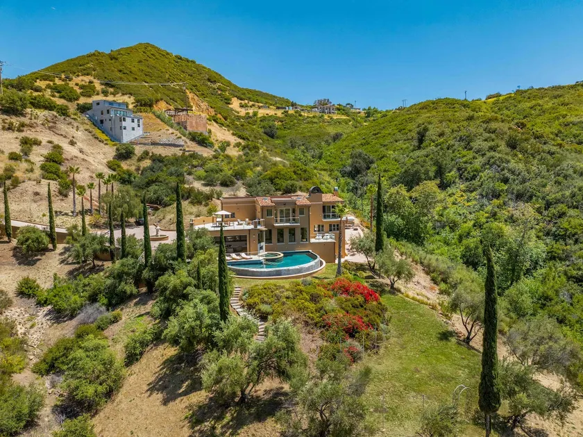 Gated Malibu Estate: Pool, Theater, Chef’s Kitchen - Image 1