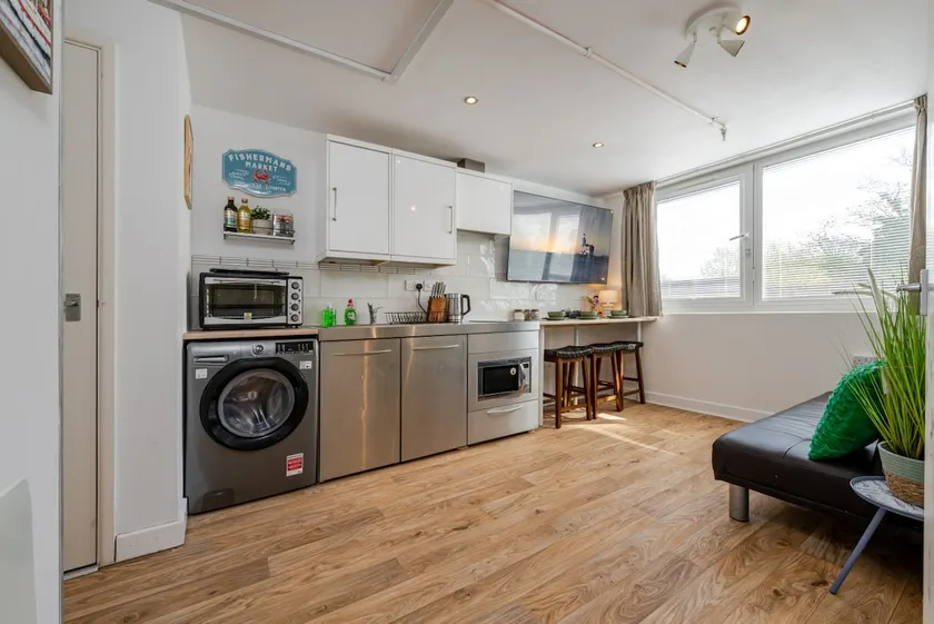 Stylish 1BR with Flat 65in TV in Andover Town Centre - Image 1