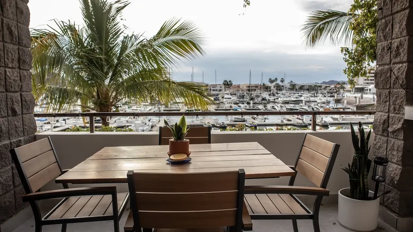 Luxury studio with a view of the marina - Image 1