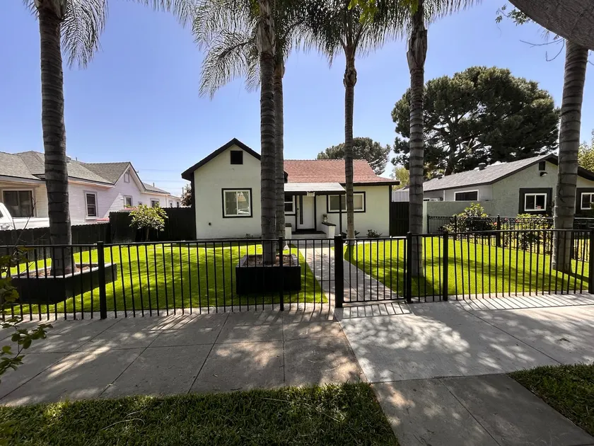 Gold house - Image 1