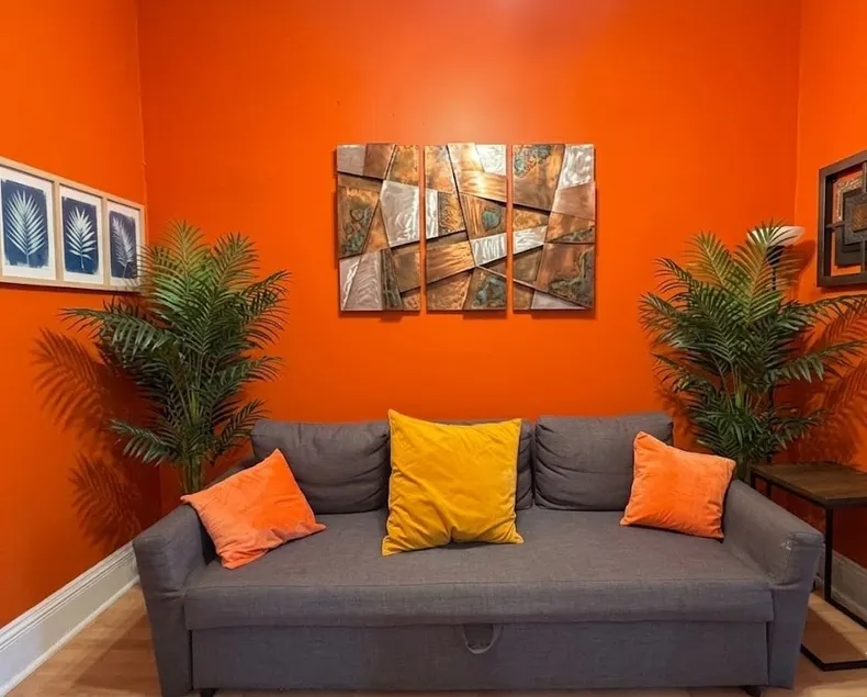 Bold & Bright 3BR | 10 min to NYC - Image 1