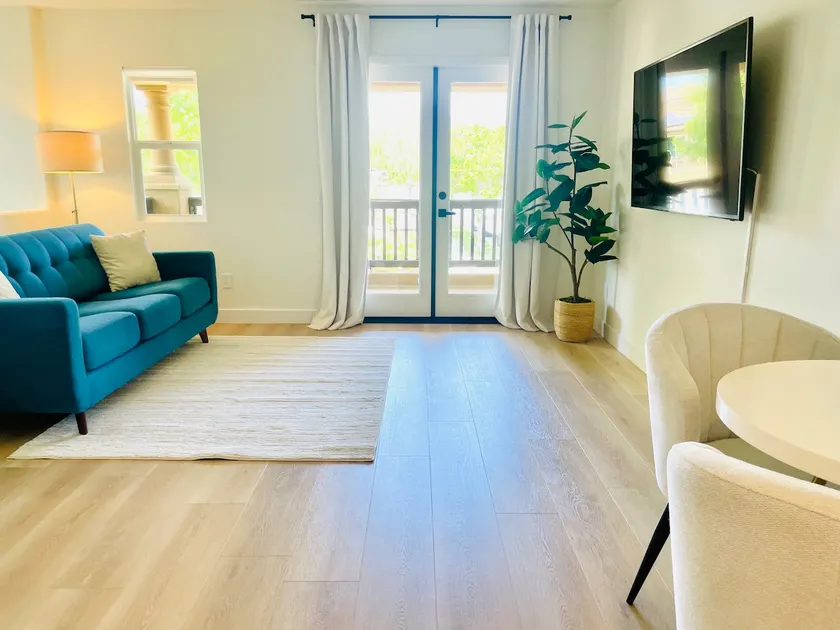 Modern Luxury Guest House Retreat - Image 1