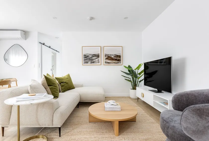 Two Bedrooms Deluxe Apartment - Including Parking - Image 1