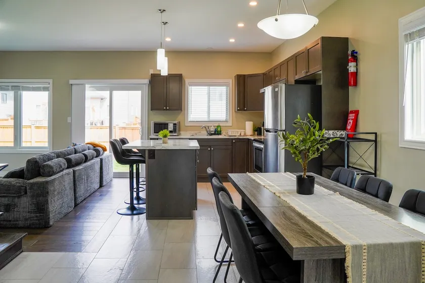 Modern Niagara Escape | Free Parking & WiFi - Image 1