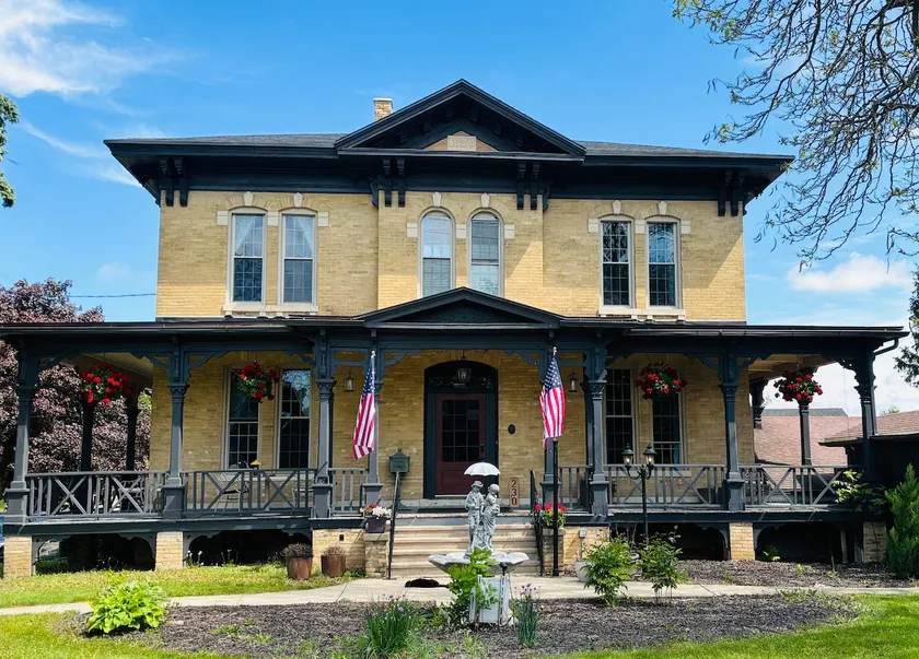 Entire Home in Mavyville - Old World Charm! - Image 1