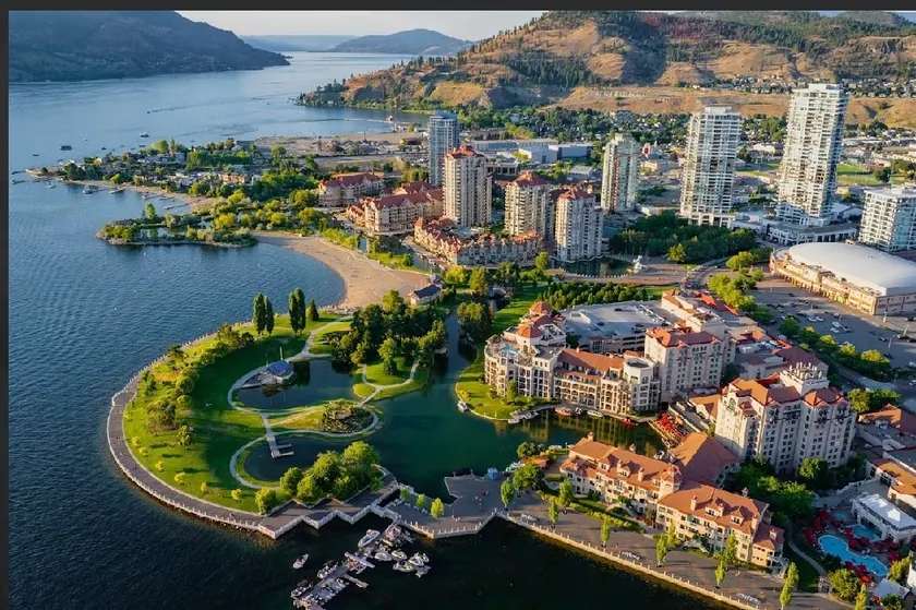 Waterfront Executive Suite on Sunset. - Image 1