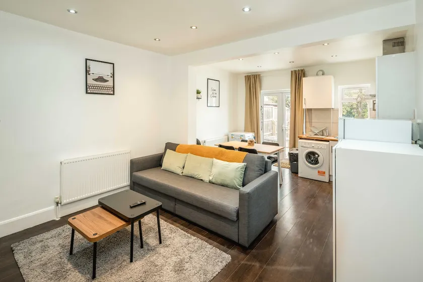 Lovely 3 bedroom house with Garden Parfield - Image 1