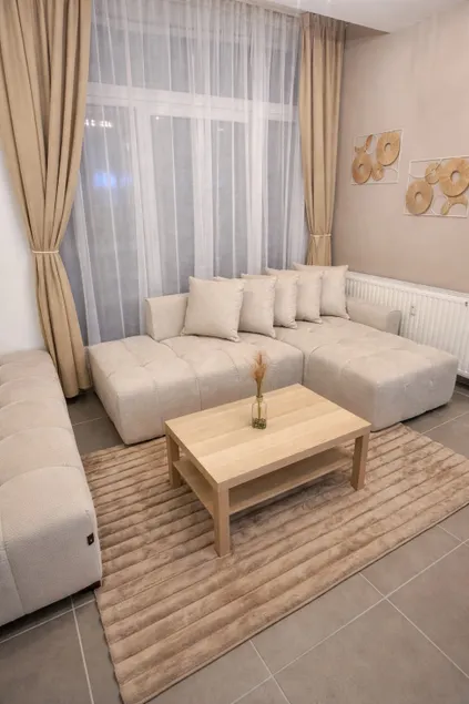Stylish studio with parking & private entrance - Image 1