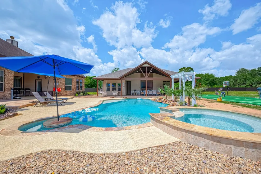 Luxurious, Entertainment-rich Resort in Richmond - Image 1