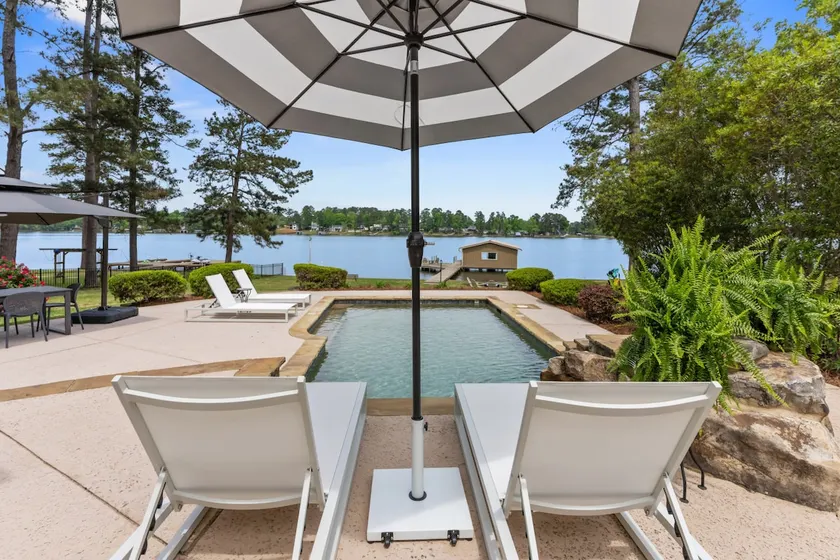 Best on Lake Sinclair|3 King Suites|Heated Pool - Image 1