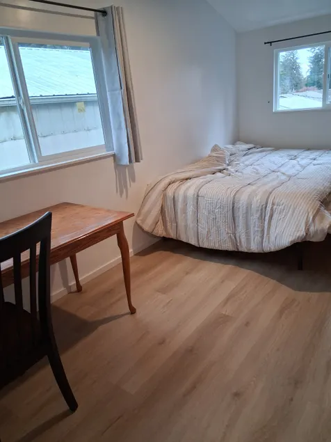 One Queen bed room w/ own washer/dryer, kitchen. - Image 1