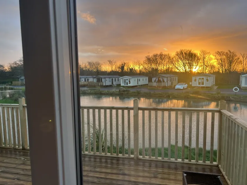 Beautiful 2 bedroom caravan, holiday park Tenby - Image 1