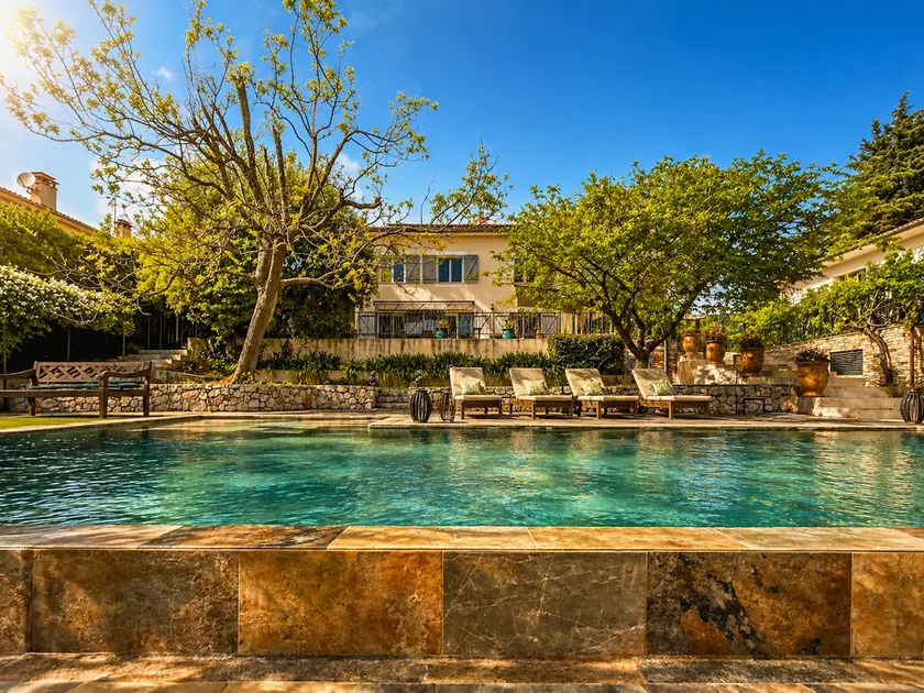 Luxury Villa, Garden, and Infinity Pool - Image 1