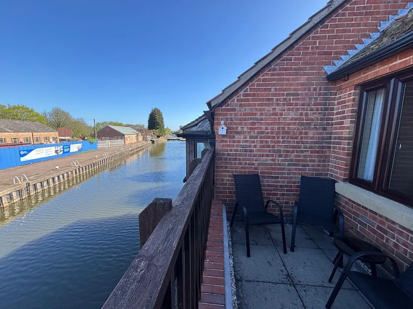 4 Waterside Accommodation, Newark - Image 1