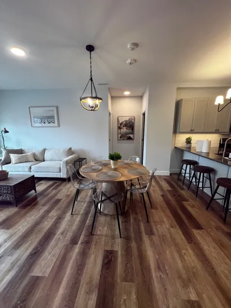 New The Carlyle 208 4BR Beachside Condo in Grand Bend - Image 1