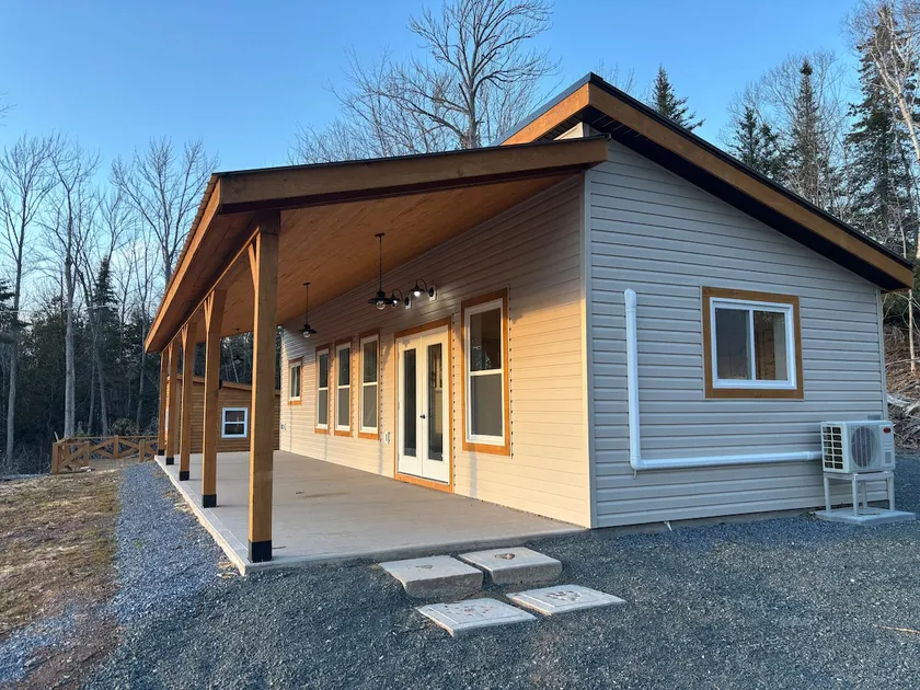 Modern cabin with guest house - Image 1
