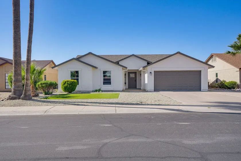 Modern Peoria Escape - 3 Bed Pool and Pool Table - Image 1