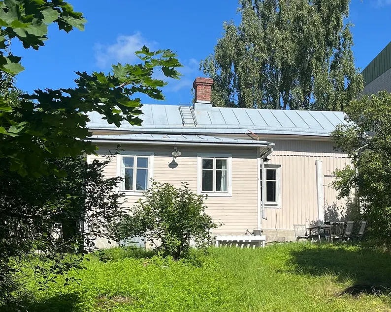 Small wooden house - Image 1
