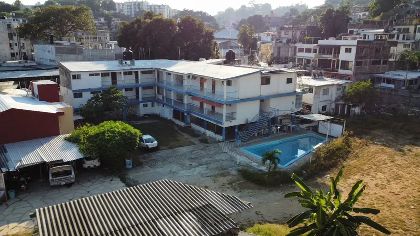 Clean, safe, nicely located. Caleta area. - Image 1