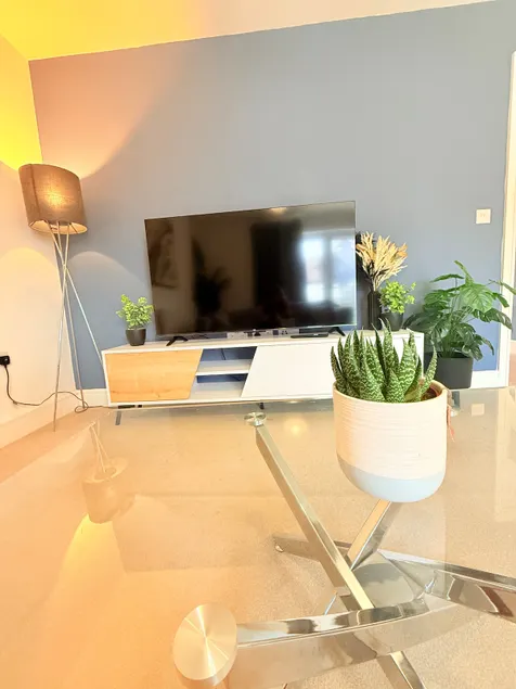 Beautiful 3 bed house in Powick with parking & BBQ - Image 1