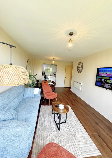The Wooldridge 2BR A30 M25 M3 M4 Heathrow Parking - Image 1