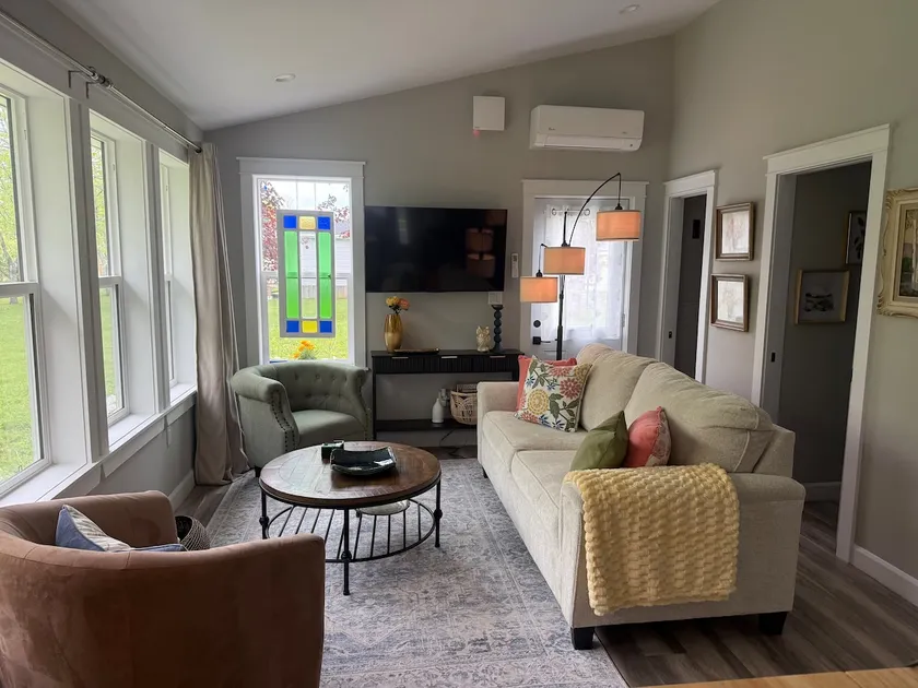 Nineteen Pine~ “Clean, stylish private retreat” - Image 1