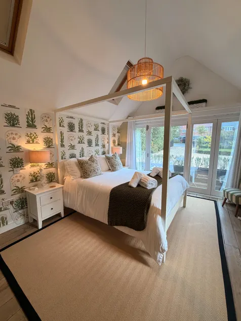 The Lodge Dinton - Business & Couples Retreat - Image 1