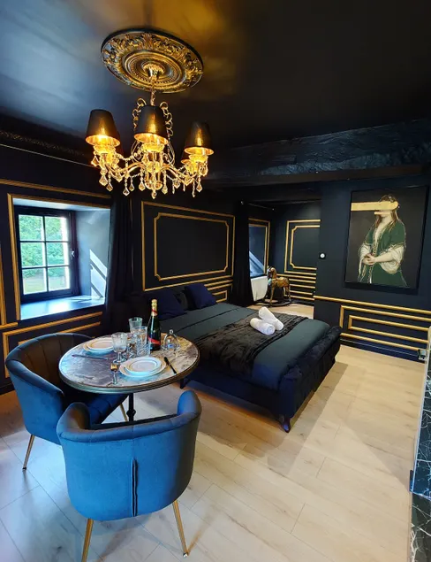 Royal suite in a historic palace - Image 1
