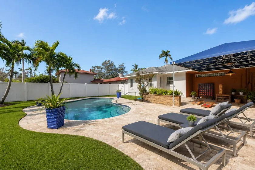 Waterfront 4 BR w/ Pool 15 min to IMG/AMI - Image 1