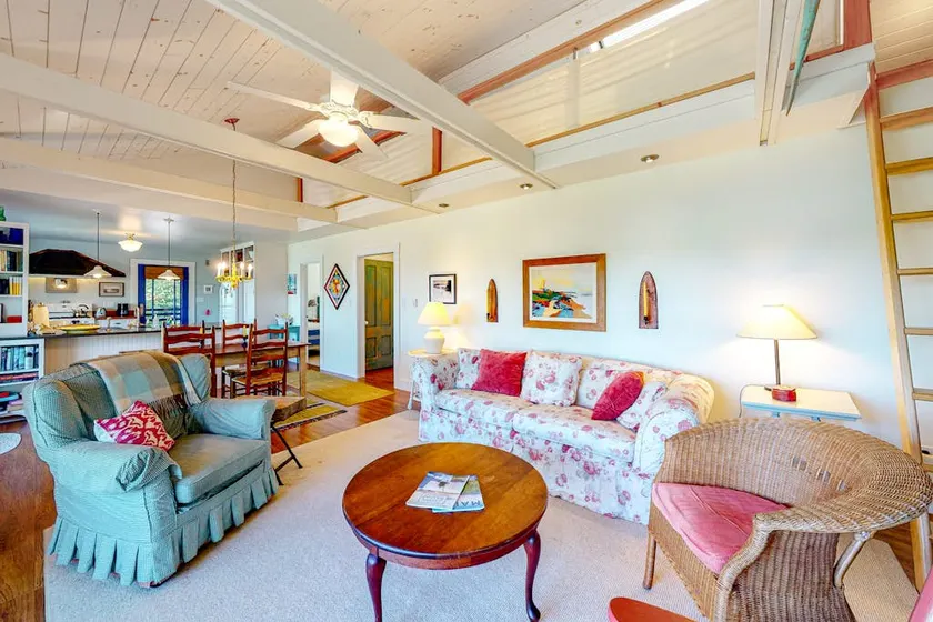 2BR dog-friendly cottage with along the water - Image 1