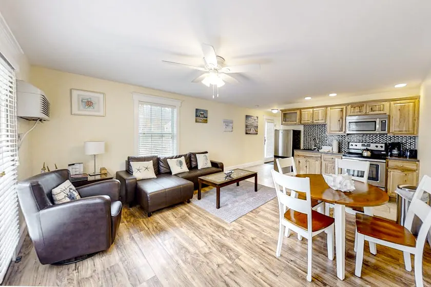 1BR water-view condo with deck & WiFi - Image 1
