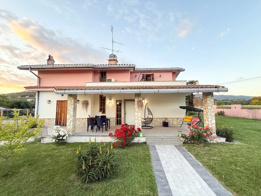 Entire detached villa with 28 beds - Image 1