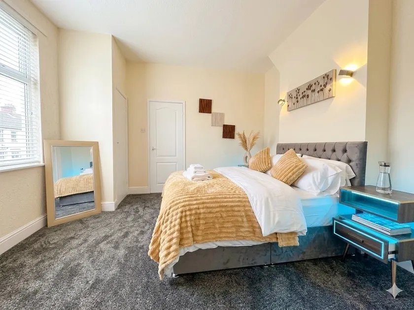 Stylish 1BR, Free Parking & Smart TV - Image 1