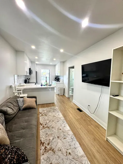 3BR home w/ patio - Image 1