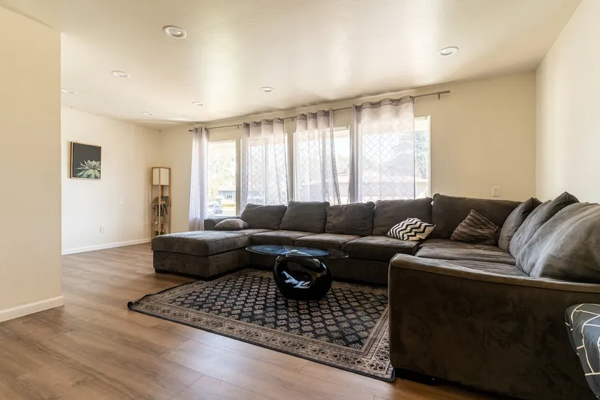 Newly Furnished & Spacious 8Q/3BA House. a - Image 1
