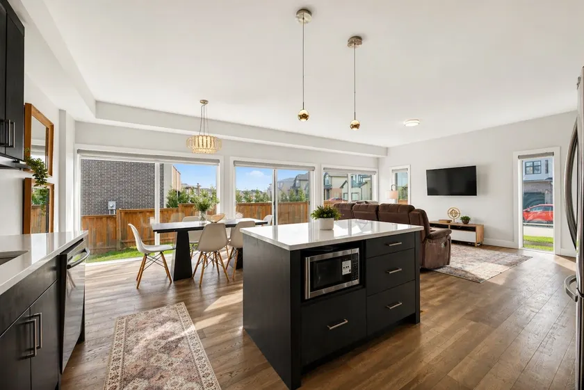 5 beds|Detached| Fenced yard w/ BBQ| Sleeps 10 - Image 1