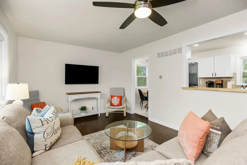 Modern 3BR | Sleeps 9 | Mins to Arrowhead & KC - Image 1