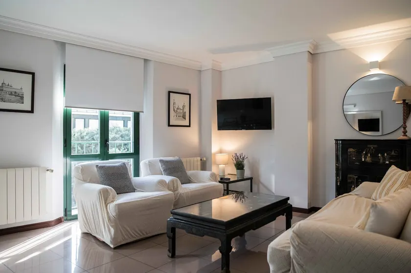 Two-Bedroom Apartment with a View in the City Center - Image 1