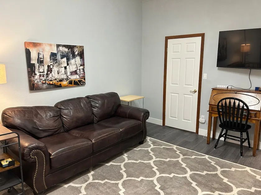 Spacious unit/ walk to downtown - Image 1