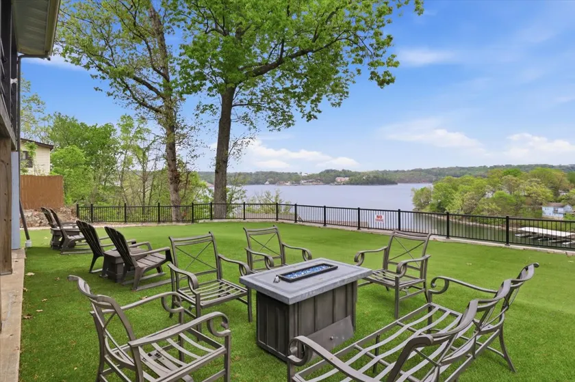 Perfect Lake Escape Near Bagnell Dam Strip - Image 1