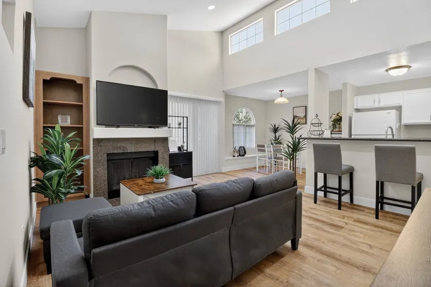 Beautiful 2 Bedroom Condo 10 min from the Strip - Image 1