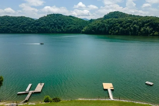 SoHo-Lakeside Retreat - Image 1