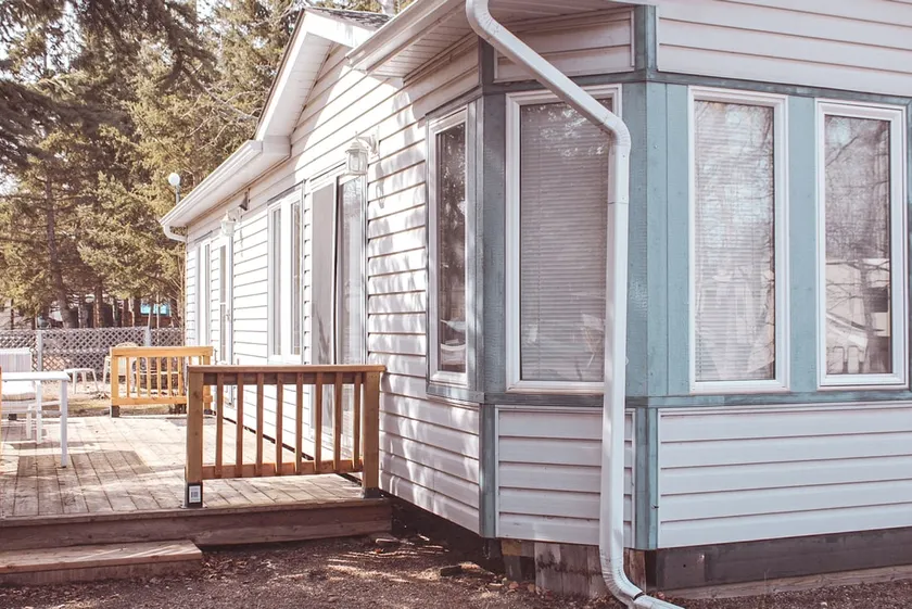 Shoreline Retreat: Cozy Cabin Escape - Image 1