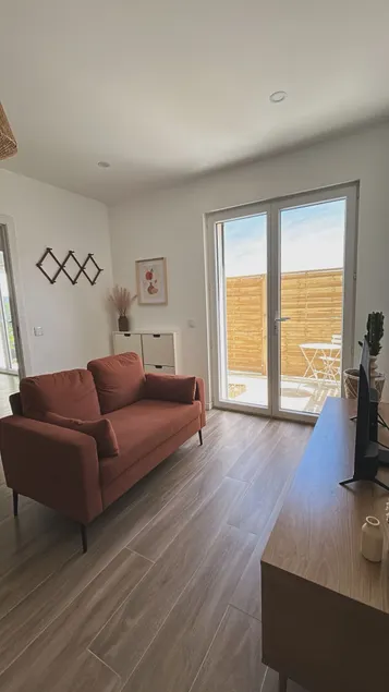 Self-contained 50 m² 2-bedroom apartment – Swiss/Geneva border - Image 1