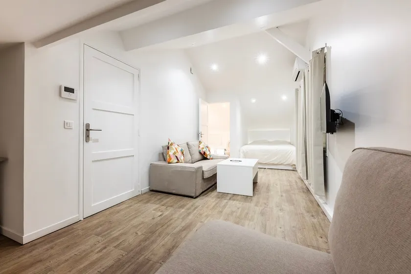 Studio with air conditioning + free parking - Image 1
