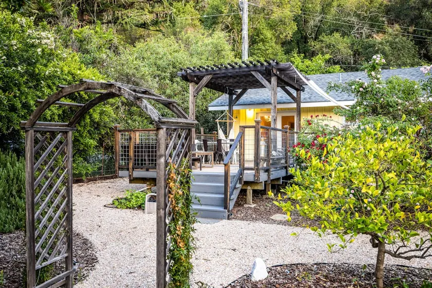 Cloverdale Creekside Retreat - Image 1