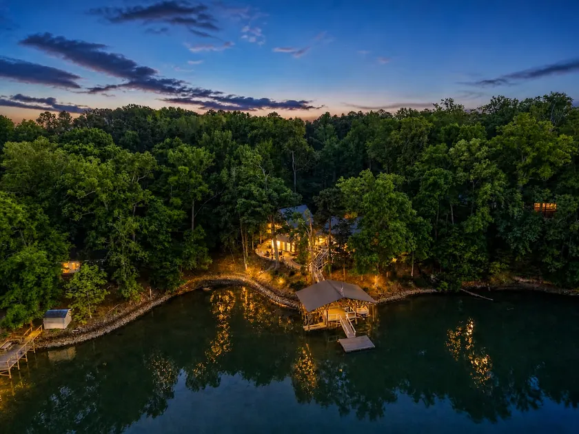 Lakefront Retreat w/ Sleeps 18, Kayaks & Hot Tub - Image 1